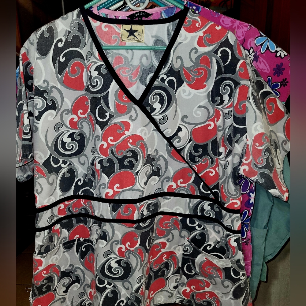 SCRUBS TOP SIZE XL